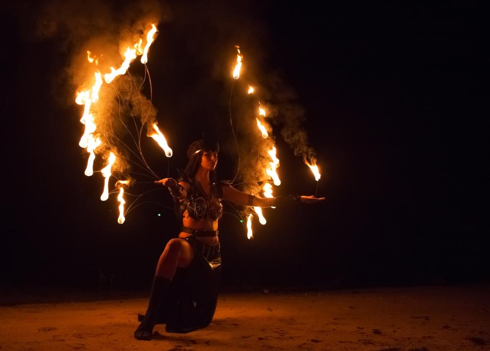 jongleuse pyrotechnique